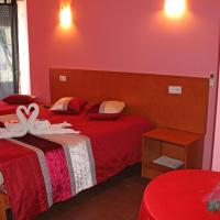 Двухместный (Двухместный номер с двуспальной кроватью и дополнительной кроватью) гостевого дома Residencial Monte Carlo, Порту