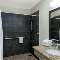 Двухместный (Queen Room with Mobility/Hearing Access - Non-Smoking) отеля Super 8 by Wyndham San Diego Hotel Circle, Сан-Диего