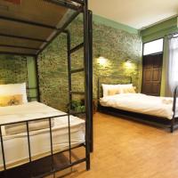 Четырехместный (Четырехместный номер с собственной ванной комнатой) хостела Niras Bankoc, Бангкок