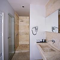 Двухместный (Улучшенный двухместный номер с 1 кроватью или 2 отдельными кроватями, мансарда) отеля Golden Crown, Прага