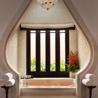 Вилла (Вилла с 2 спальнями со стороны моря на скалах) курортного отеля InterContinental Danang Sun Peninsula Resort, Дананг