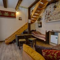 Трехместный (Улучшенный трехместный номер) отеля Bernardinu B&B House, Вильнюс