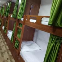 Номер (Односпальная кровать в общем мужском номере) хостела Royal Dormitory, Мумбай