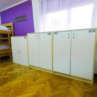 Номер (Односпальная кровать в 8-местном общем номере) хостела Whole Wide World Hostel, Загреб