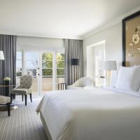 Двухместный (Улучшенный номер с кроватью размера "king-size" и балконом) отеля Four Seasons Hotel Los Angeles at Beverly Hills, Лос-Анджелес