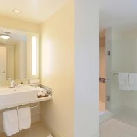 Четырехместный (Номер Делюкс с 2 кроватями размера «queen-size» — Вид на океан) курортного отеля Eden Roc Miami Beach, Майами-Бич