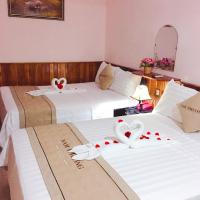 Трехместный (Улучшенный трехместный номер) отеля Nam Phương Riverside Villa, Хюэ