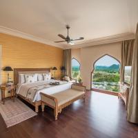 Двухместный (Deluxe King Room - Smoking (Enjoy 15% Discount on Food & Beverages& INR 1500 Spa Credit & Evening Hi-Tea with your stay)) отеля Fairmont Jaipur, Джайпур