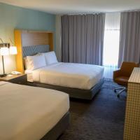 Семейный (Standard Queen Room with Two Queen Beds (No Resort Fee)) отеля Holiday Inn Orlando International Airport, an IHG Hotel, Орландо