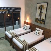 Трехместный (Deluxe Triple Room with Balcony & Canal View) отеля Green Wood Villa Negombo, Негомбо