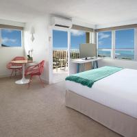 Сьюит (Полулюкс с кроватью размера «king-size» и балконом с видом на океан) отеля Queen Kapiolani Hotel, Гонолулу