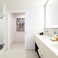 Сьюит (Люкс «Премьер» с кроватью размера «king-size» и балконом) отеля Montrose at Beverly Hills, Лос-Анджелес