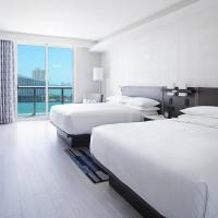 Четырехместный (Улучшенный номер с 2 кроватями размера «queen-size») отеля Hyatt Centric Brickell Miami, Майами