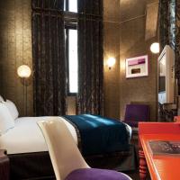 Двухместный (Улучшенный двухместный номер с 1 кроватью) отеля Hotel du Petit Moulin, Париж