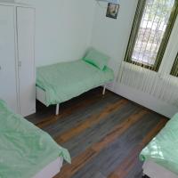 Трехместный (Трехместный номер с ванной комнатой) хостела Hostel Belgrade Shungit, Белград