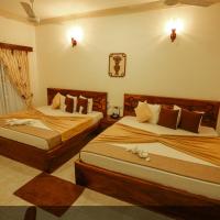 Трехместный (Трехместный номер с видом на бассейн) отеля JKAB Park Hotel, Тринкомали