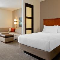 Семейный (King Room with Sofa Bed - Upper Floor (No Resort Fee)) отеля Hyatt Place Orlando Airport, Орландо