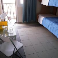 Двухместный (Двухместный номер с 1 кроватью и балконом) хостела Welcommon Hostel, Афины