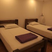 Двухместный (Двухместный номер Делюкс с 2 отдельными кроватями) отеля Beijing Downtown Backpackers Accommodation, Пекин