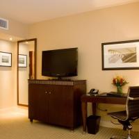 Четырехместный (Улучшенный номер с 2 двуспальными кроватями) отеля Millennium Knickerbocker Chicago, Чикаго