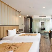 Двухместный (Двухместный номер с 1 кроватью или 2 отдельными кроватями и частичным видом на море) отеля V Hotel Nha Trang, Нячанг