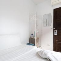 Одноместный (Staycation Offer Single Room with Shared Bathroom + 10% discount F&B) отеля 7Q Bangla Hotel, Пхукет