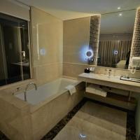 Двухместный (Классический номер с кроватью размера «king-size») отеля The Mira Central Park Hotel, Хошимин