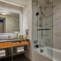 Четырехместный (Номер Делюкс с 2 кроватями размера "queen-size" и видом на озеро) отеля Viceroy Chicago, Чикаго