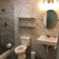 Четырехместный (Deluxe Quadruple Room - Private Bathroom) хостела Deep Ellum Hostel, Даллас