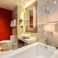 Двухместный (Номер Делюкс с кроватью размера "king-size" и посещением бассейна) отеля Grand Mercure Phuket Patong, Пхукет