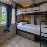 Номер (Кровать в общем 8-местном номере) хостела Revolution Asoke, Бангкок