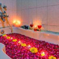 Двухместный (Daycation- Tepee Cabana Suite with Decorated Bathtub & Candlelight) отеля Sarang Palace, Джайпур