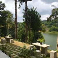 Трехместный (Riverfront Deluxe Triple Room) курортного отеля Kandy Rivers Edge Nature Resort, Канди