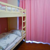 Четырехместный (Quadruple Room with Garden View with Shared Bathroom) хостела YoYo Youth Apartment, Гуанчжоу