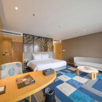 Сьюит (Представительский люкс с видом на море) отеля Quinter Central Nha Trang, Нячанг