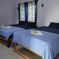 Трехместный (Трехместный номер Делюкс с кондиционером) отеля Hotel Swati, Арамболь