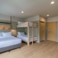 Семейный (Семейный люкс с двухъярусной кроватью для взрослых) отеля The Blanket Hotel Phuket Town, Пхукет