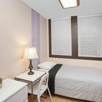 Одноместный (Private Single Room – 1 Adult Max – Shared Bathroom) хостела Chicago Parthenon Hostel, Чикаго