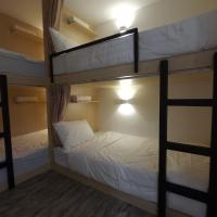 Номер (Общий 4-местный номер для мужчин и женщин) хостела Signel Hostel, Кота-Кинабалу