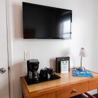 Двухместный (Номер с кроватью размера «queen-size» и частичным видом на океан) отеля Majestic Hotel South Beach, Майами-Бич