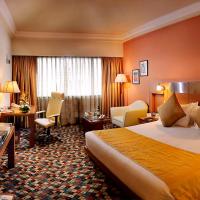 Двухместный (Deluxe Room with upgrade to next category; Early Check in 1200 hrs & Late Check out till 1400 hrs; 10% discount on Food & Beverage (only at restaurants)) отеля The Suryaa New Delhi, Нью-Дели