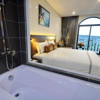 Двухместный (Двухместный номер Делюкс с 1 кроватью и балконом) отеля Crown Nguyen Hoang Hotel, Нячанг