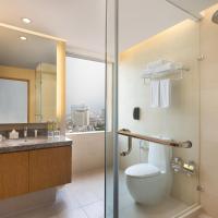 Двухместный (Club Level Corner King Room - Non-Smoking) отеля Holiday Inn & Suites Jakarta Gajah Mada, Джакарта