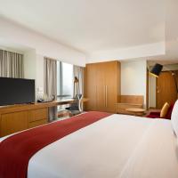 Двухместный (Corner King Room Club Floor Room - Non-Smoking) отеля Holiday Inn & Suites Jakarta Gajah Mada, Джакарта