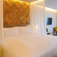 Сьюит (Полулюкс с кроватью размера «king-size» и видом на горы и бассейн) отеля Sofitel Marrakech Lounge and Spa, Марракеш