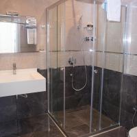Двухместный (Standard Budget King Room (no window)) отеля Theatrum, Баку