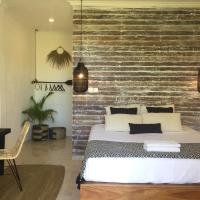 Двухместный (Улучшенный двухместный номер с 1 кроватью и видом на бассейн) отеля Mangga Wangga Living, Улувату