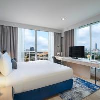 Трехместный (Номер с 1 спальней, вид на озеро) отеля Somerset Lake Point Bangkok, Бангкок