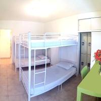 Номер (Кровать в общем 4-местном номере для мужчин и женщин) хостела Bikini Hostel, Cafe & Beer Garden, Майами-Бич