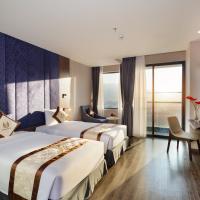 Двухместный (Deluxe Double or Twin Room with Balcony - City and Mountain View) отеля Vesna Hotel, Нячанг